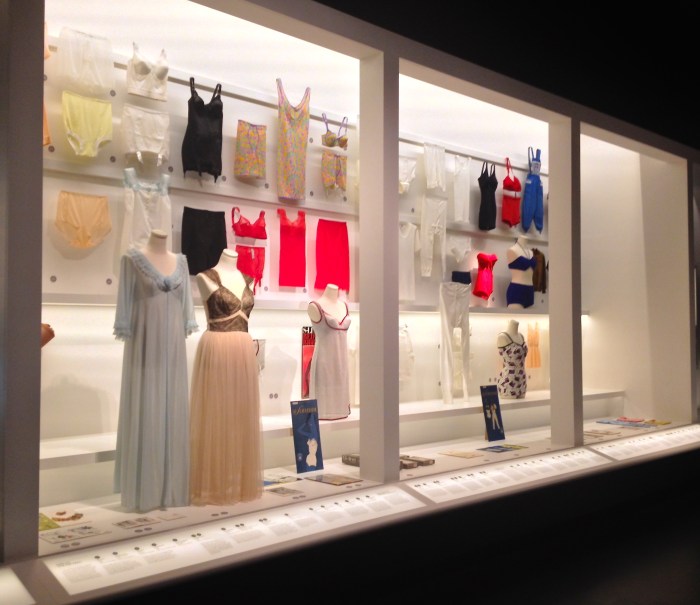 In den 1960er Jahren wird die Damenwäsche bunt. Herren tragen nach wie vor Garnituren aus weißem Feinripp Foto: Julia Lutzeyer