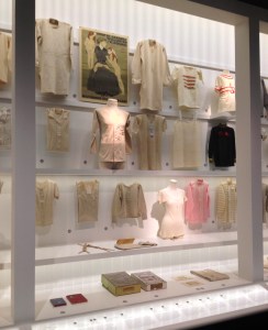 Wärmende Wolle oder kühlendes Leinen? Beim Rohstoff waren sich Benger und Schiesser uneins. Doch beide setzten auf Abhärtungs-Effekte durch kratzende Stoffe. Foto: Julia Lutzeyer