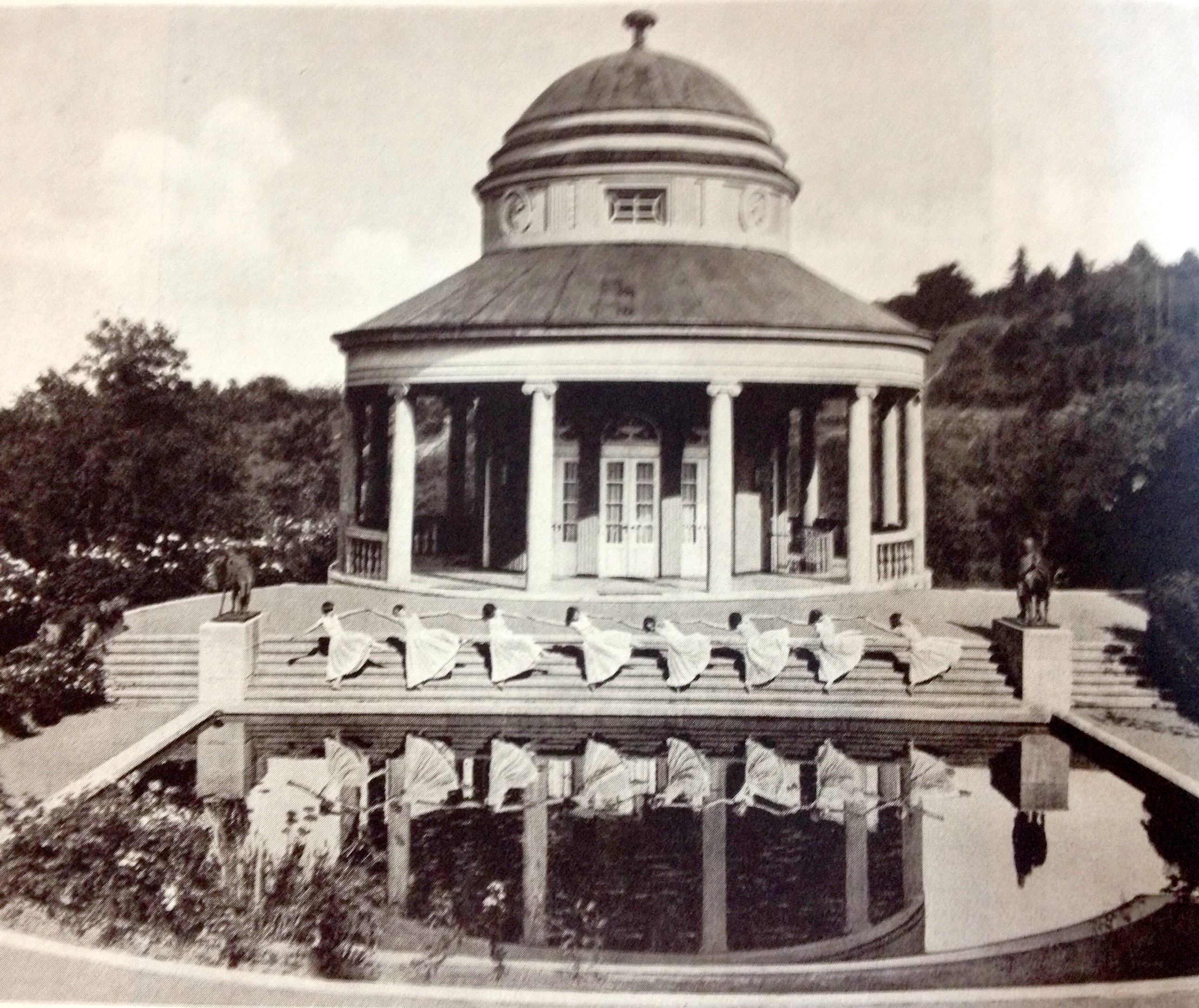 Das Teehaus auf dem Bopser als Bühne für Ida Herions Tanzschülerinnen Fotos: Paul Isenfels aus dem Band 
