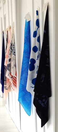 Tücher aus verschiedenen Kollektionen hängen direkt beim Eingang in den Showboom